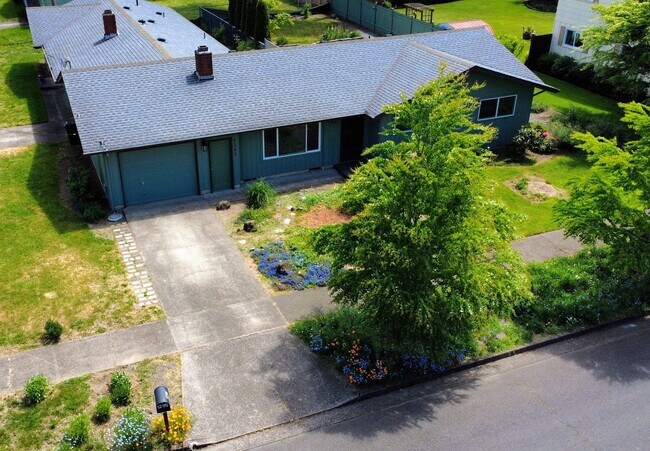 Building Photo - 3-Bedroom, 1-Bathroom Duplex Near Coburg Road