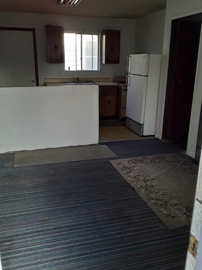 Building Photo - 208 w 1st Apartment  B