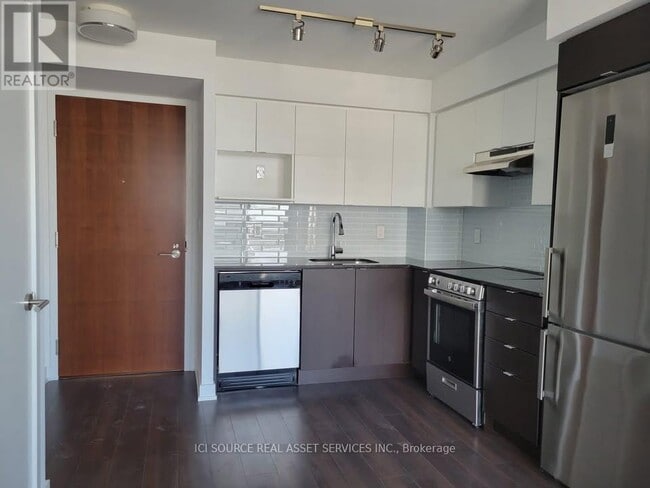 Building Photo - 120-120 Varna Dr