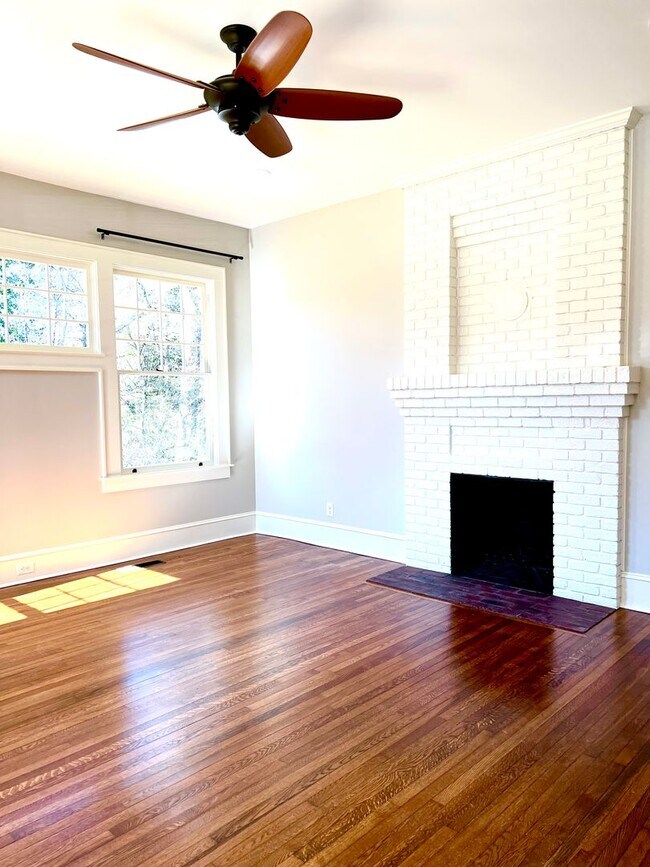 Foto del edificio - Historic Downtown Hendersonville! Beautifully restored 3 bedroom 2 bath home for rent