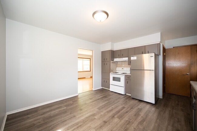 Foto del edificio - 2418 23rd Ave NW
