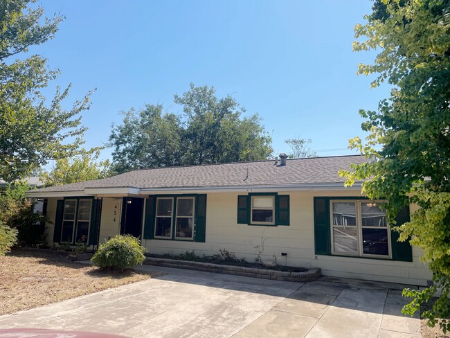 Foto del edificio - 454 Anton Dr