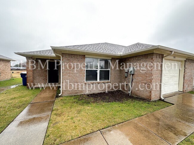 Foto del edificio - 1510 Drexel Drive - Charming 3 Bedroom, 2 Bathroom Brick Duplex in Waxahachie, TX!