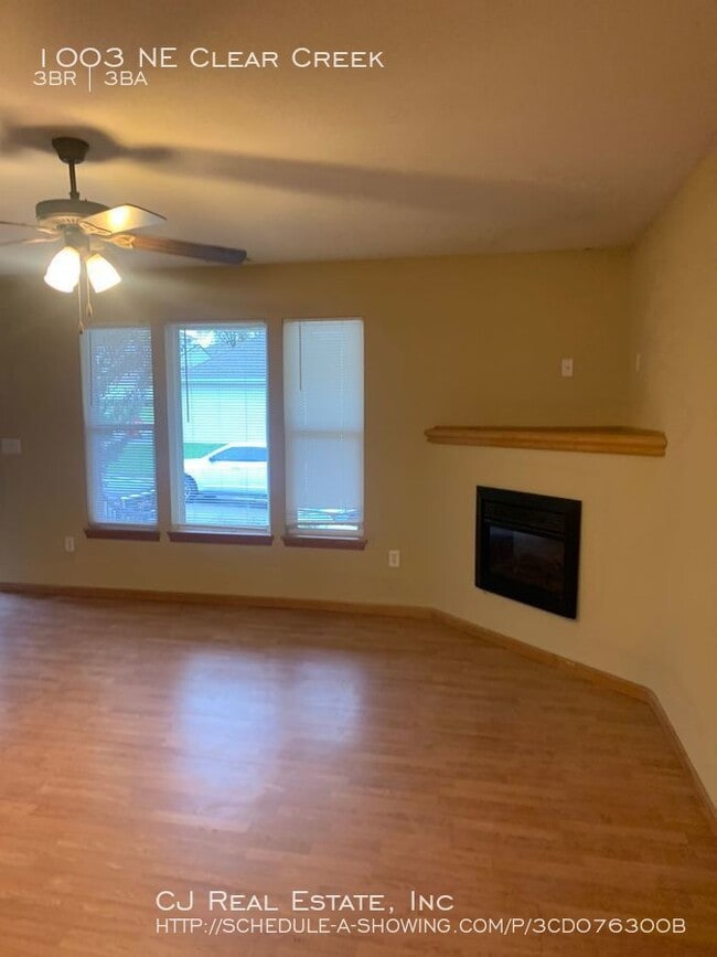 Foto del edificio - 1003 NE Clear Creek Rd