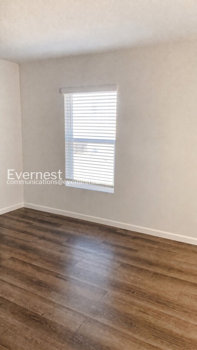 Foto del edificio - 3 Bed, 2 Bath Home with Attached Garage / Pet-Friendly / Coming Soon!