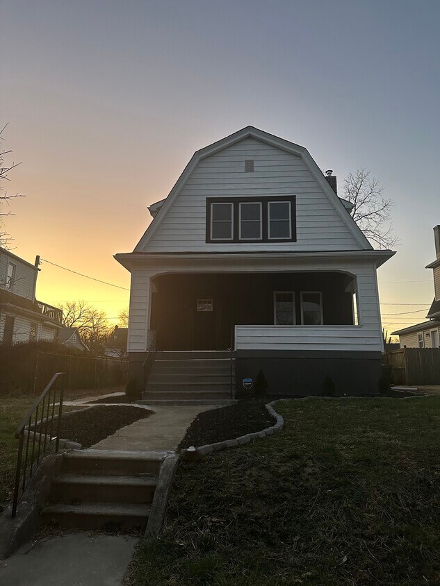 Primary Photo - 3008 Howard Park Ave
