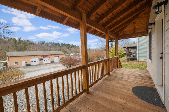 Foto del edificio - Modern Boone Home | Double Primary Suites | Walk to New Market, Watauga High & the AppalCART