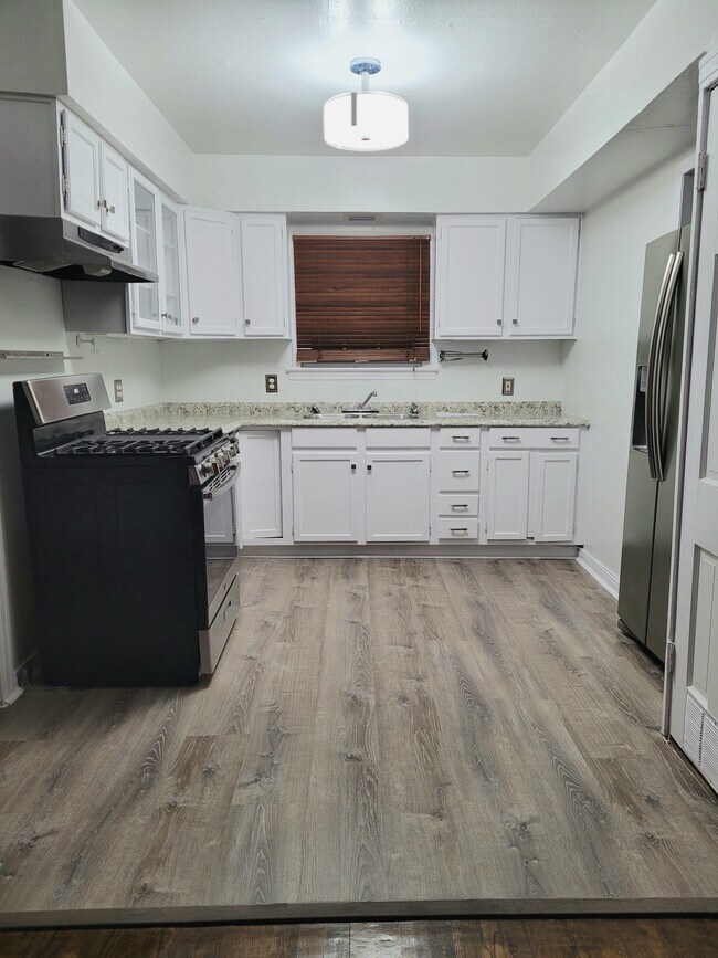 Building Photo - 8915 Santa Clara Dr