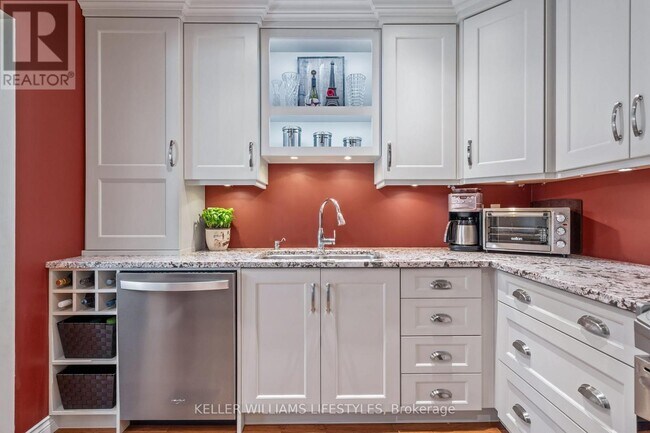Building Photo - Gorgeous 3 Bedroom Townhome in Cleardale! ...