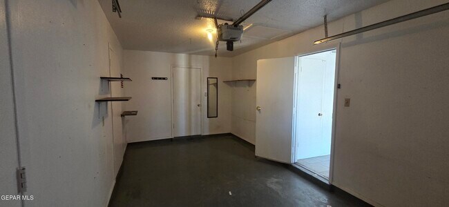 Foto del edificio - 8502 Mettler Dr