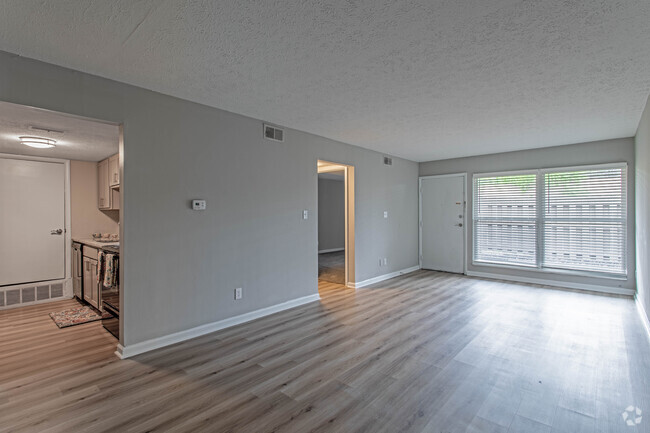 1BR, 1BA - 620 SF - Living Room - The Arbors of Kenilworth Court