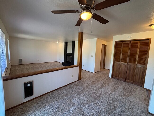 Comedor y sala de estar - 7214 6th Ave
