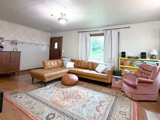 Building Photo - Charming 2 bedroom 1 bath house Available 05/01/2026