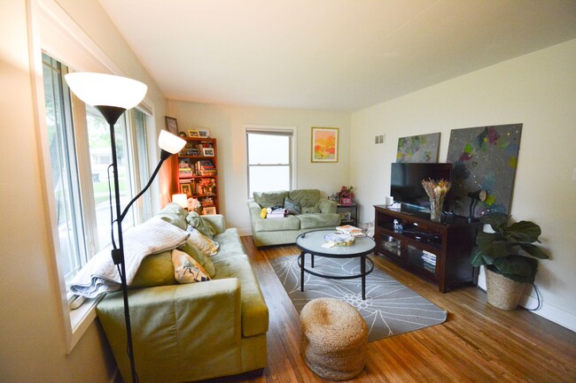 Building Photo - Charming 3-Bedroom 1-Bath Home Available F...