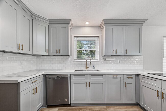 Building Photo - 25503 Foxbriar Ln