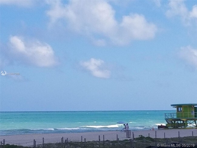 Foto del edificio - 5825 Collins Ave