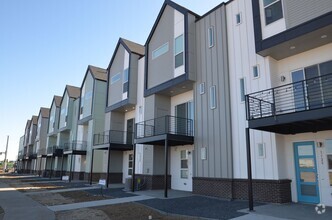 Building Photo - 1707 W 67th Cir