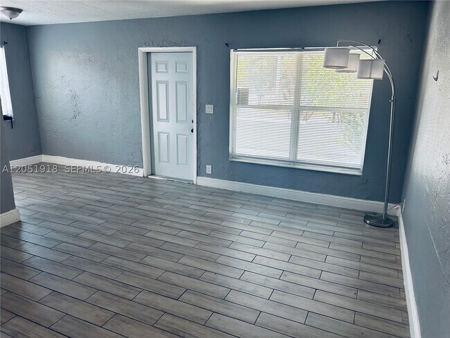 Building Photo - 3070-3072 NW 12th Ct