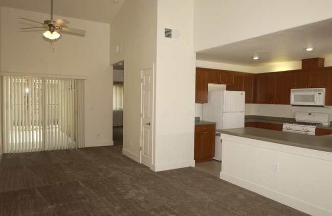 Sala de estar - College Park Apartment Homes