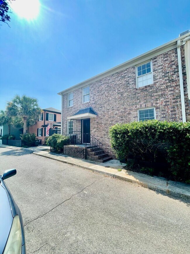 Building Photo - Charming Three Bedroom Home in the Heart o...