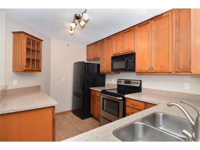 Building Photo - 7635 Edinborough Way