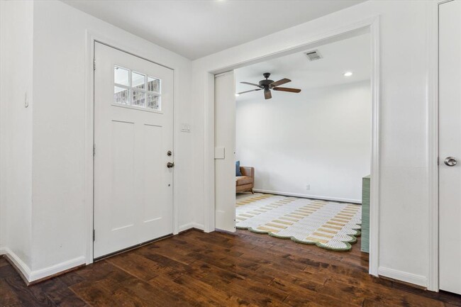 Foto del edificio - 14122 Queensbury Ln