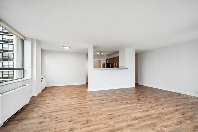 Building Photo - 5701 N Sheridan Rd