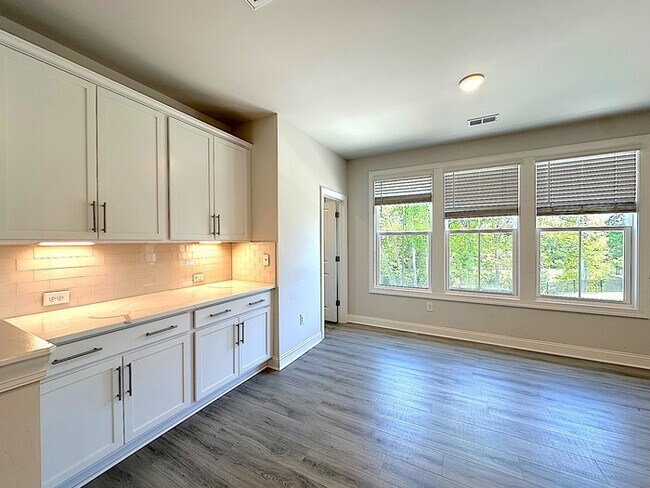 Foto del edificio - SPACIOUS TOWNHOME