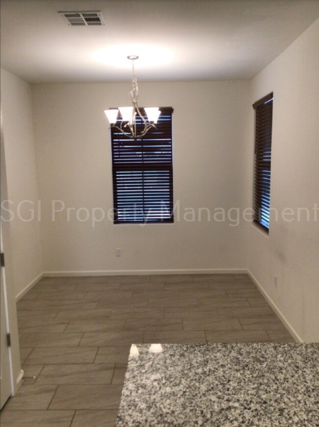 Building Photo - 2029 N Thunderbird Ave