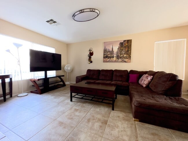 Building Photo - Beautifully Maintained Home Near Schools &...