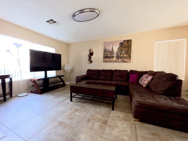 Foto del edificio - Beautifully Maintained Home Near Schools & Shopping!