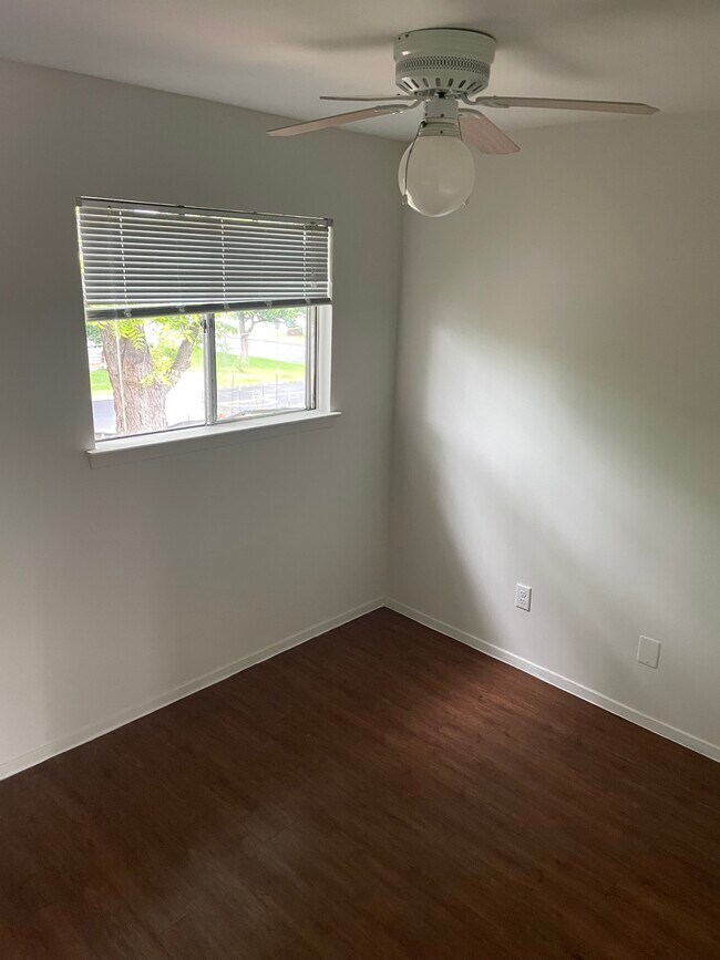 Foto del edificio - 706 Denson Dr