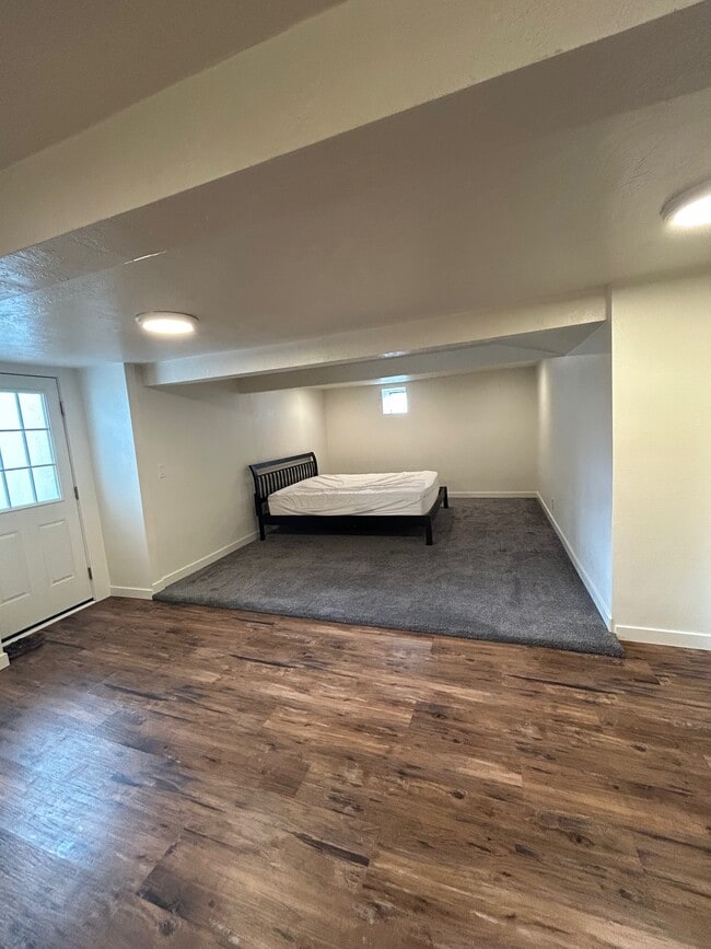 Building Photo - 7816 E Victory Rd