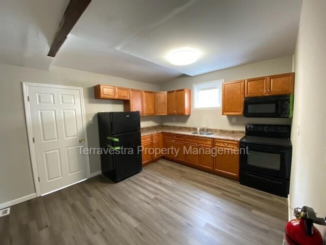 Building Photo - Very Large Newly Renovated - 3 Bed 1 Bath ...