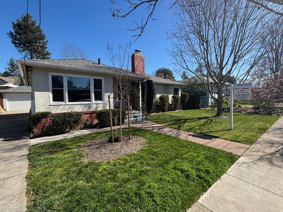 Building Photo - Newly Remodeled 3 bedroom 2 bathroom Singl...