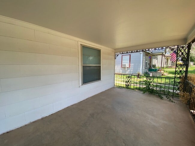 Building Photo - HUGE, 4 bedroom 3 bath home plus bonus room! NEW FLOORS, Available NOW!