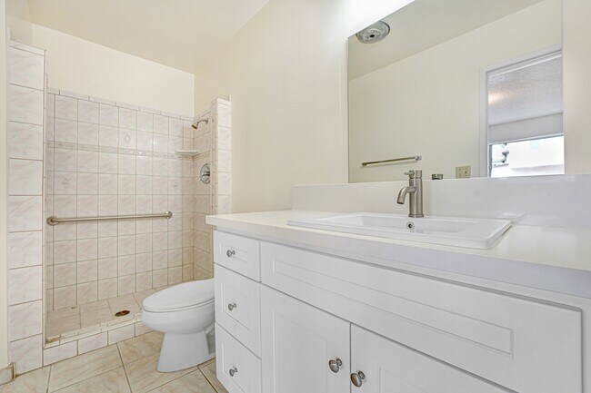 Foto del edificio - 913 Clay Ct