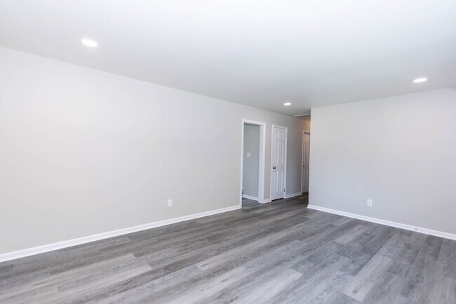 Building Photo - Renovated 3bdr 2bth rancher in the heart of Newport News