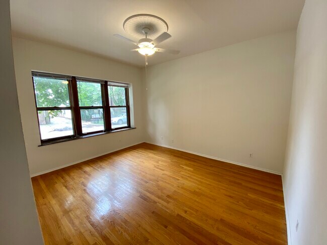 Foto del edificio - 1210 W Nelson St