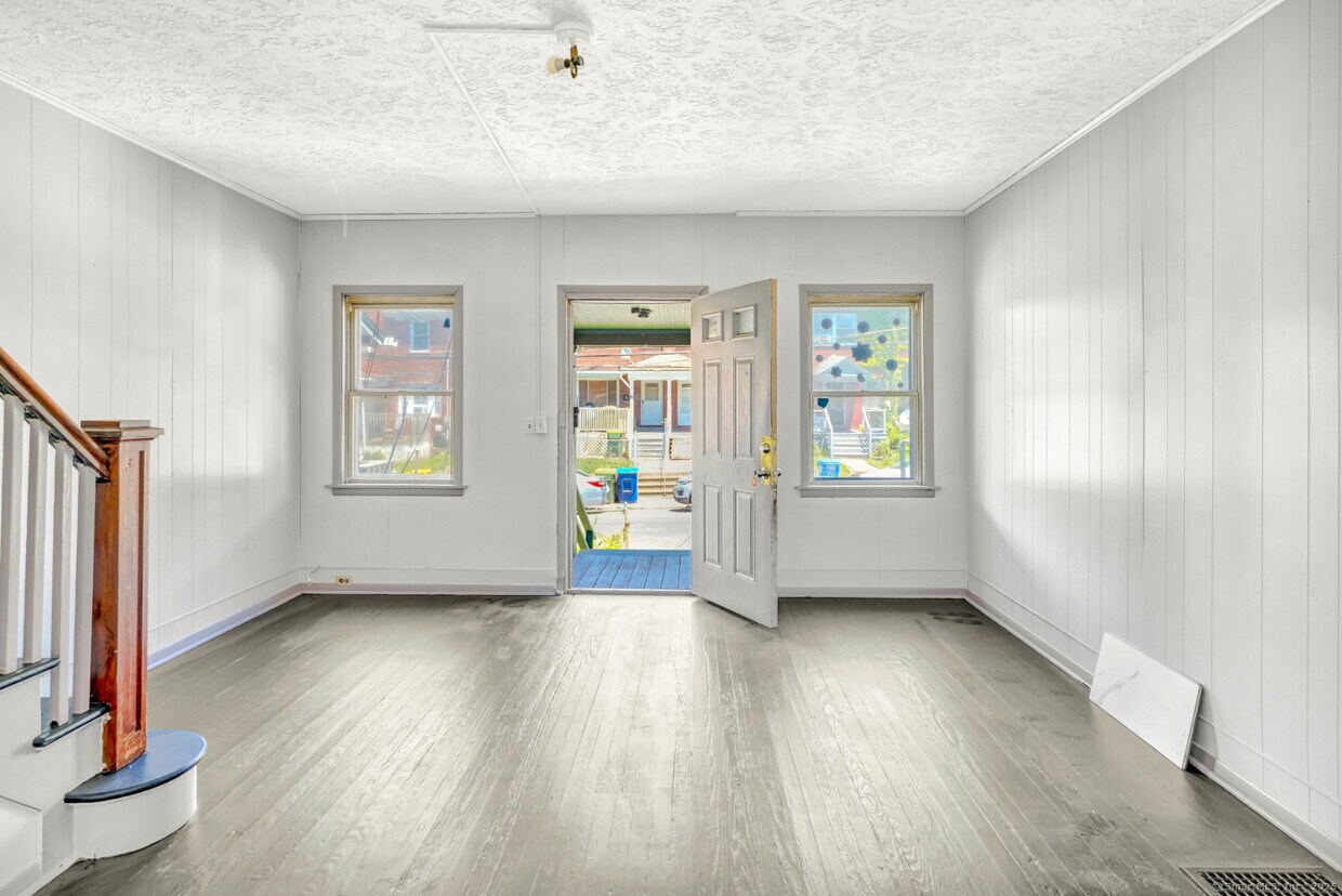 Primary Photo - 84 Ives St