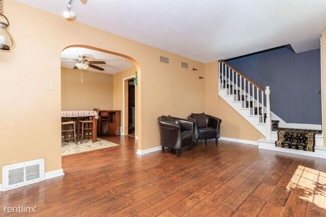 Foto del edificio - 3 br, 1 bath Townhome - 321 Broadmoor Ave