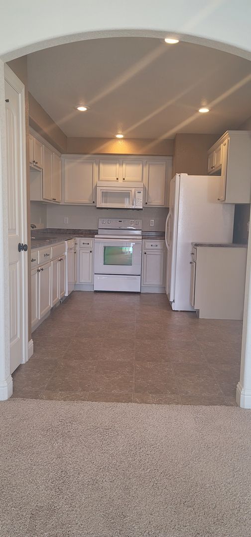 Building Photo - Beautiful 4 bedroom townhome in Saddleridg...