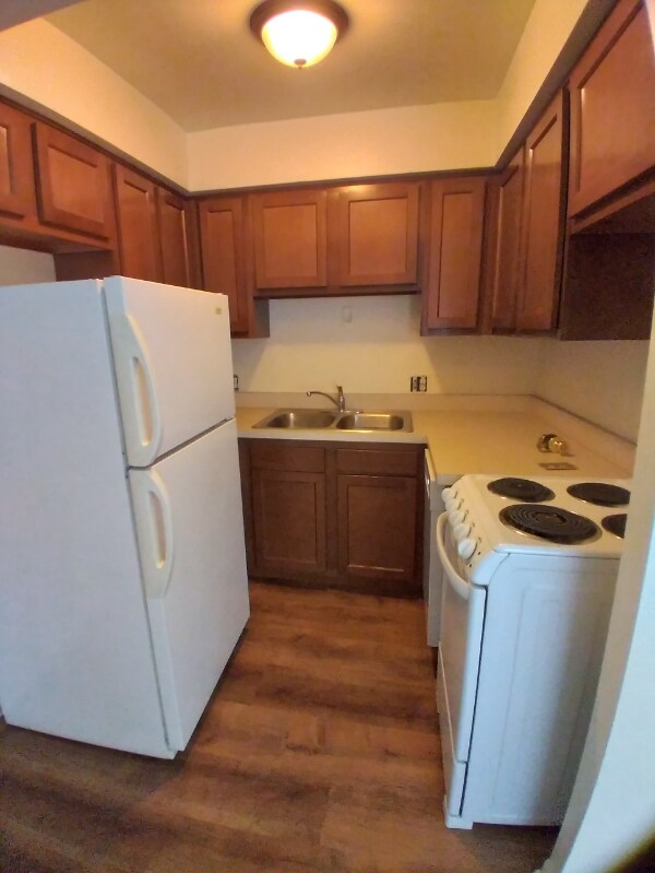 Foto del edificio - 2483 E Maple Rd