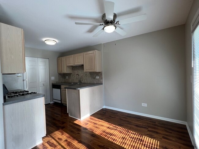 Building Photo - 320 Crestview Dr