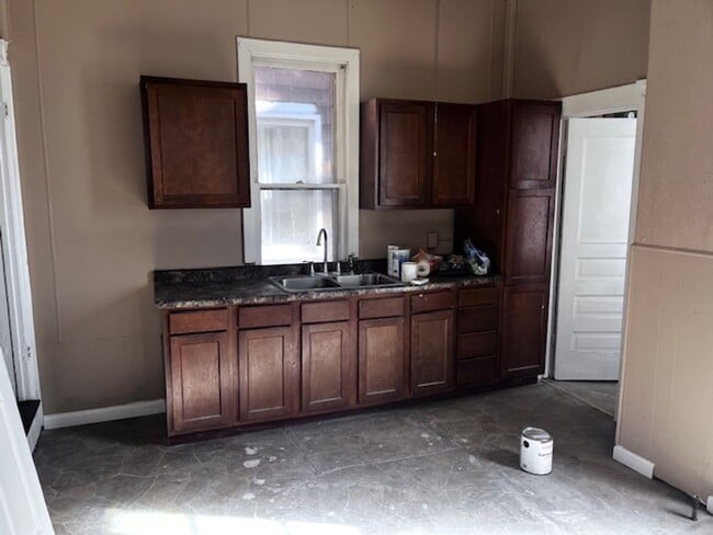 Foto del edificio - House for Rent 3 BR / 1 BA