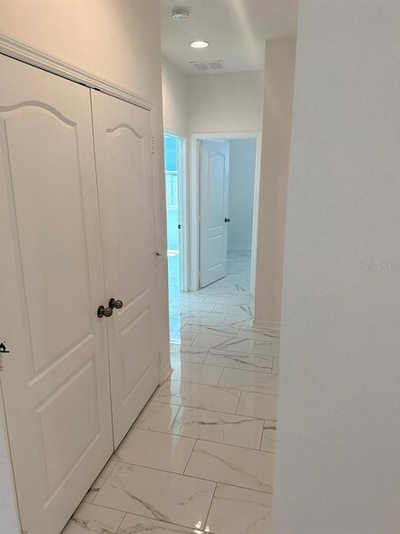 Foto del edificio - 8247 Bayliss Ct