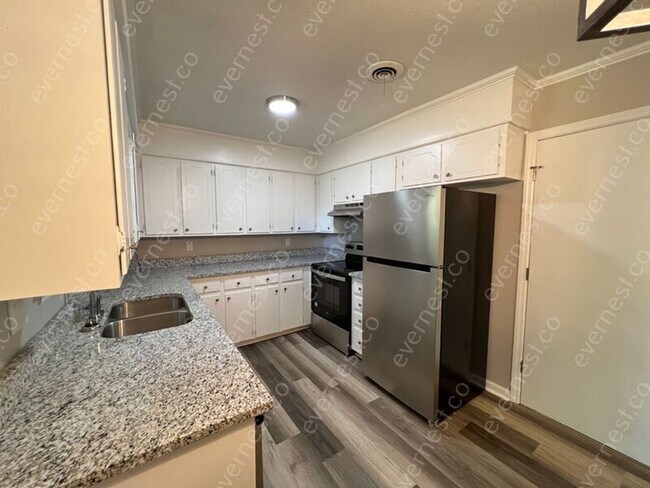 Foto del edificio - 1704 Lynette Dr