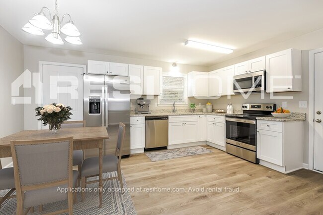 Foto del edificio - 8283 Brittany Ln