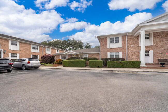 Aparcamiento asignado justo al lado de la puerta - 4270 Lake Underhill Rd