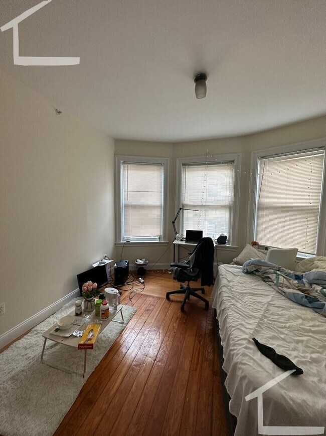 Foto del edificio - Renovated 2-Bed, 2-Bath in Allston | Steps...